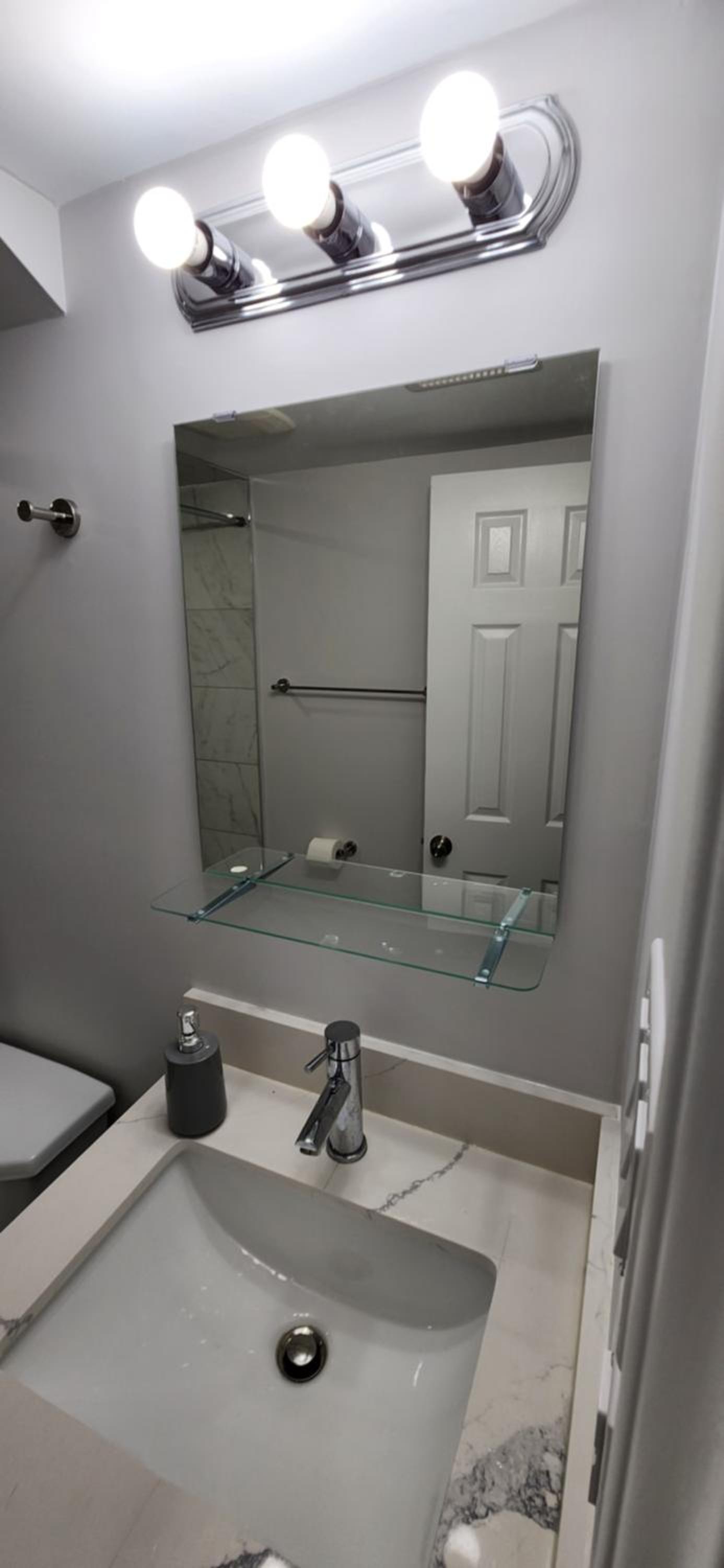 Cozy 2 Bedrooms & 2 Bathrooms Guest Suite with Electric Fireplace