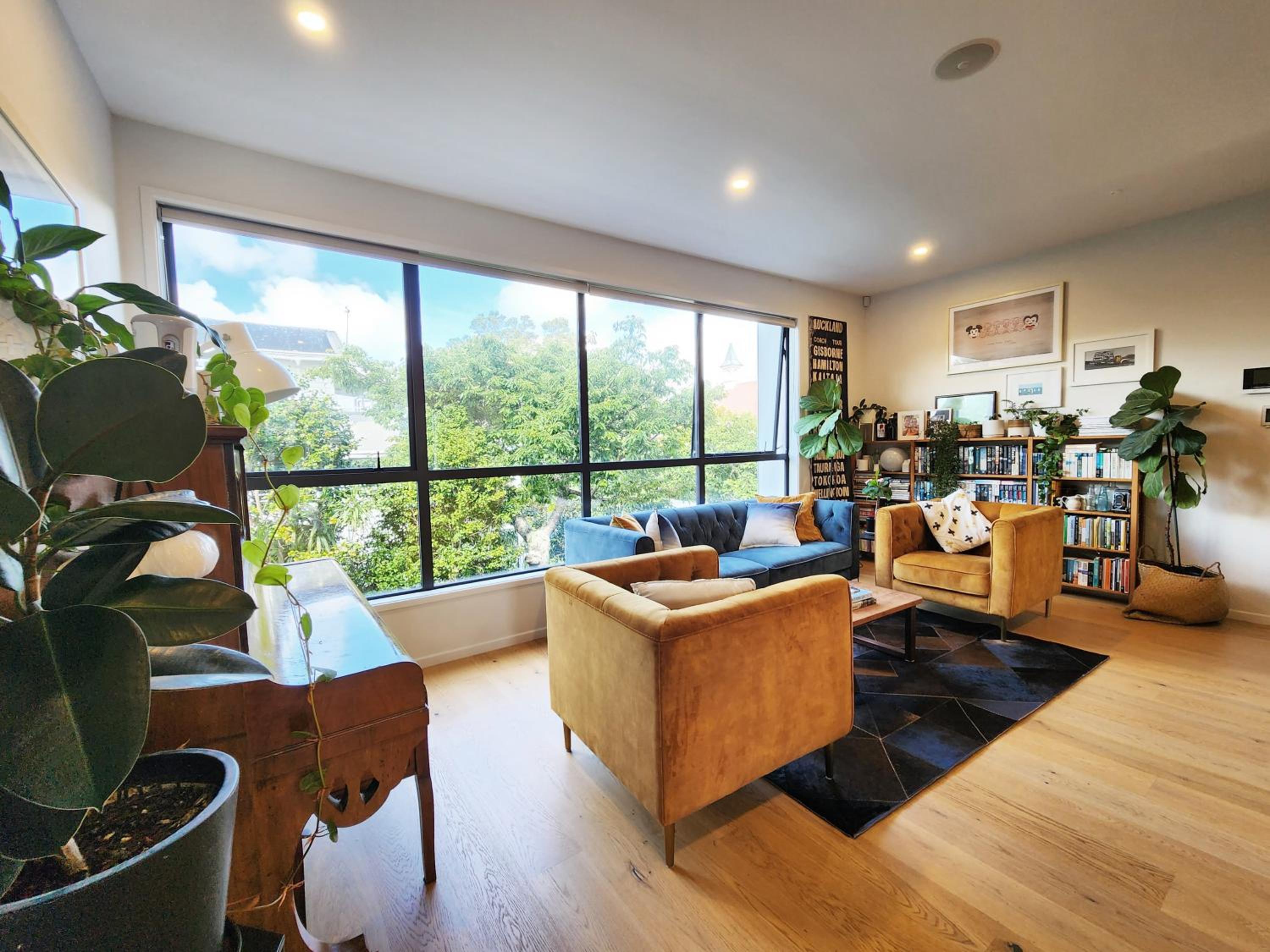 Cosy Luxury City Fringe view 4