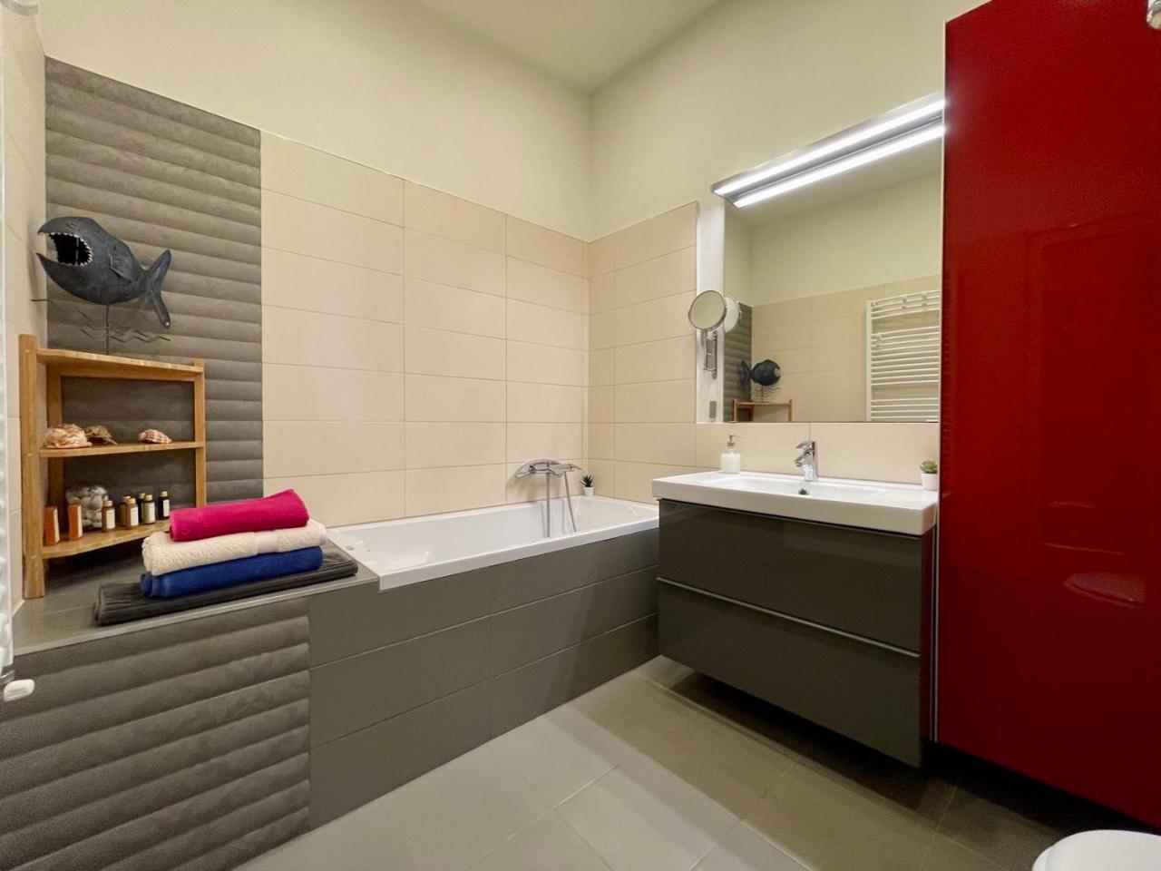 Penthouse w Private Rooftop and Free parking view 4