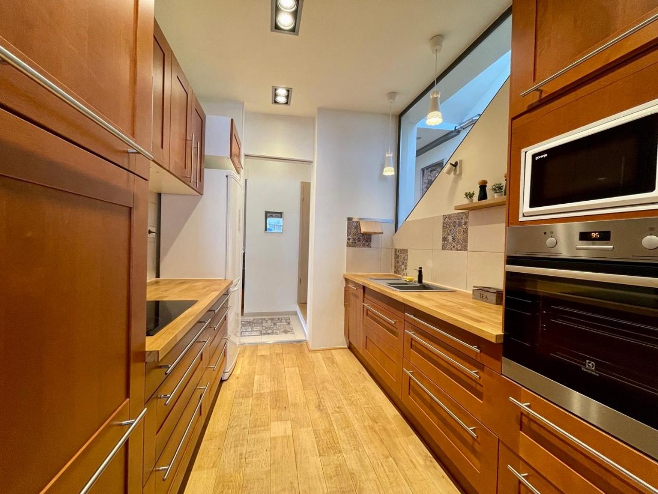 Penthouse w Private Rooftop and Free parking view 2