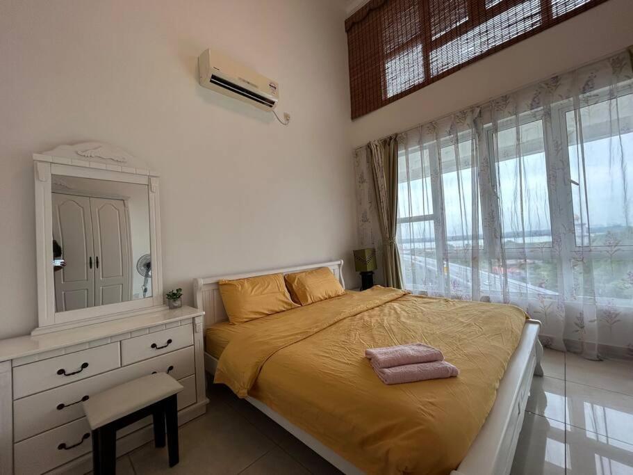 Golden Sands Seaview Residence 3MIN walk to Hospital Sultanah Aminah by Micasa Homestay