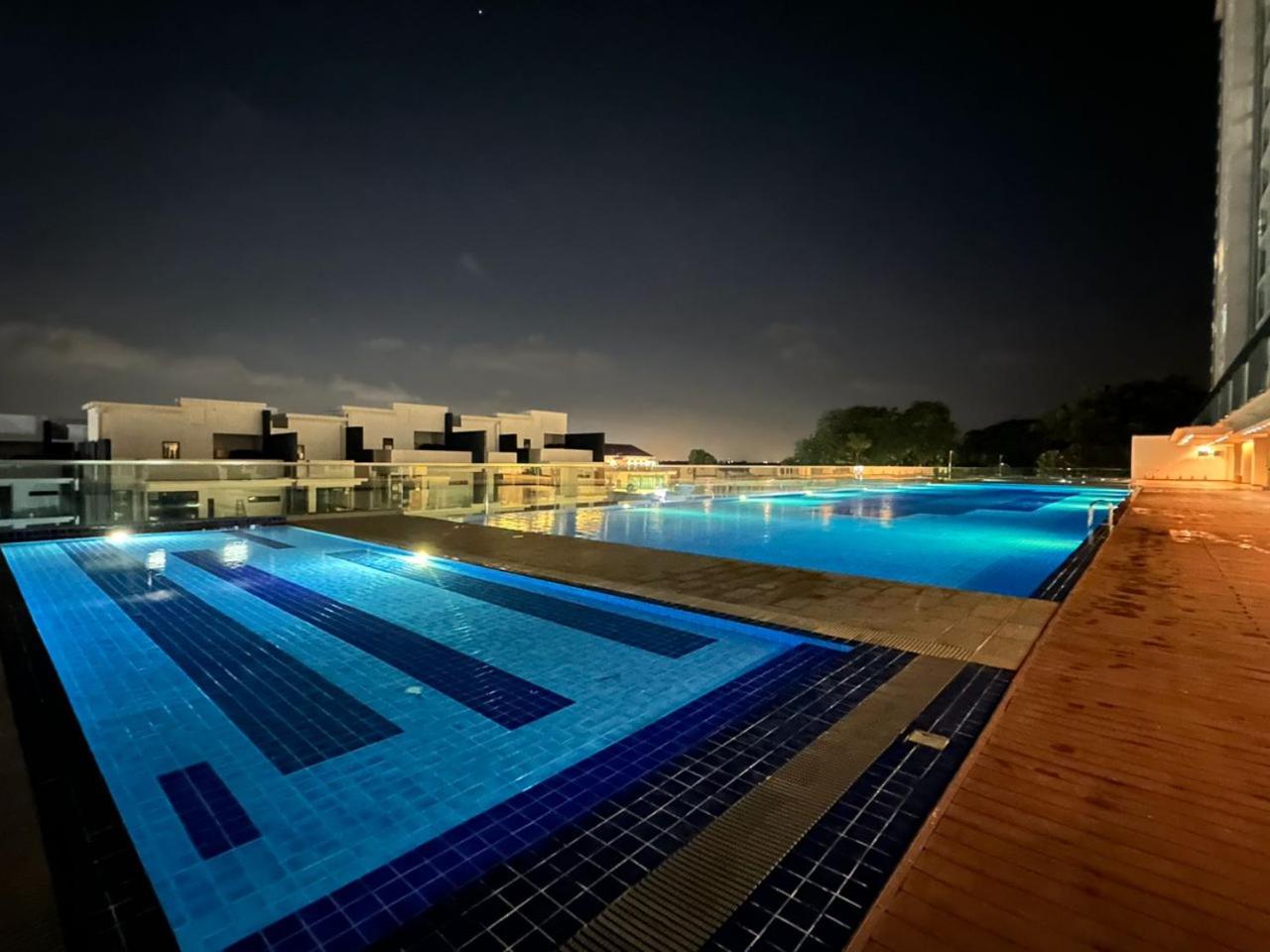 Paragon Residence 8-12pax-Big Balcony with BBQ