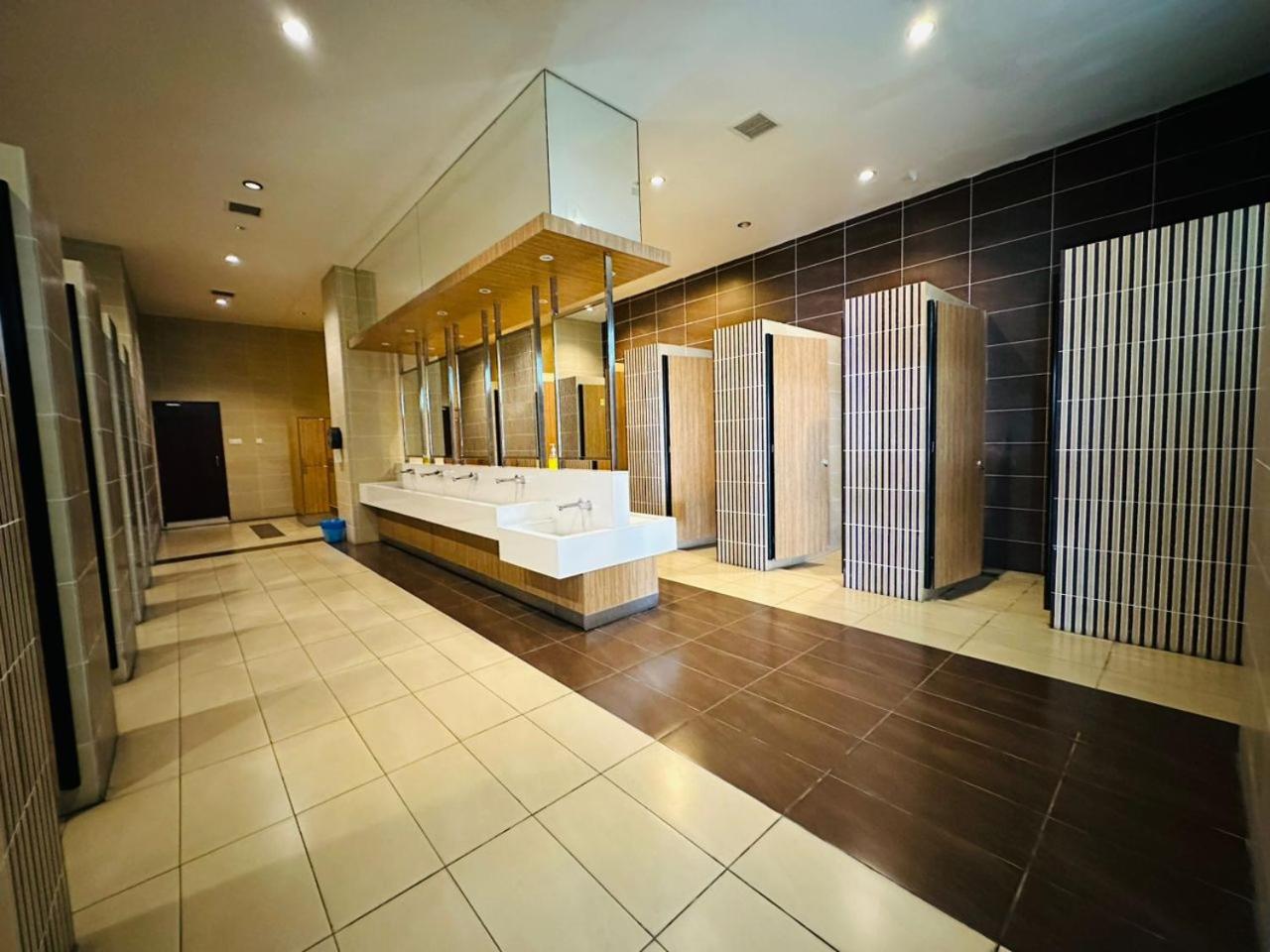 Paragon Residence 8-12pax-Big Balcony with BBQ