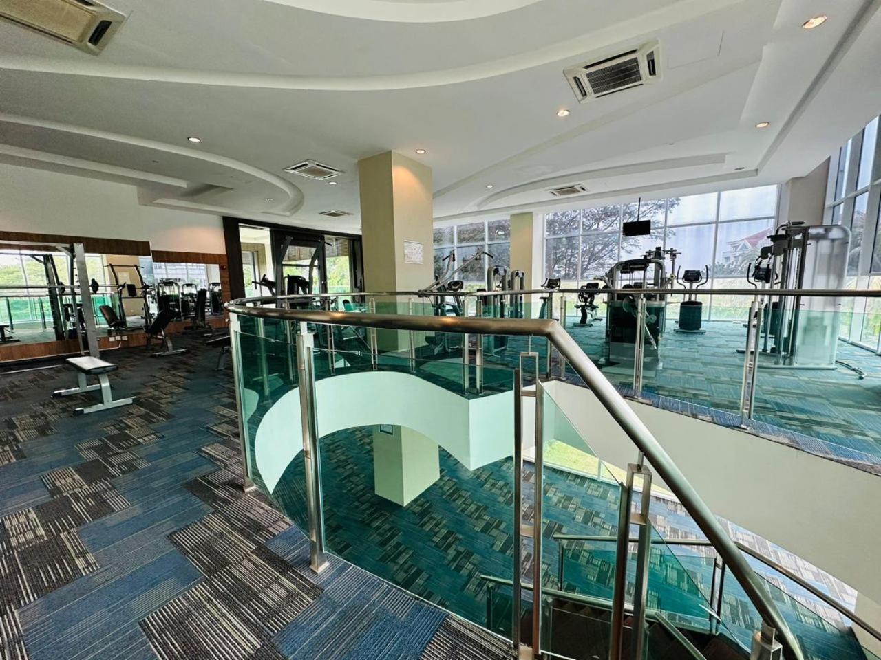 Paragon Residence 8-12pax-Big Balcony with BBQ