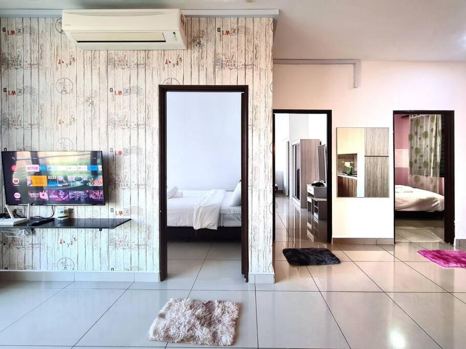 Palazio 3 bedroom balcony lake view high floor by GDRAGON HomeStay