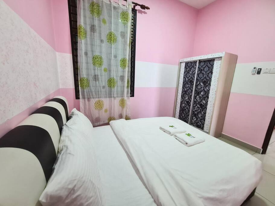 Palazio 3 bedroom balcony lake view high floor by GDRAGON HomeStay