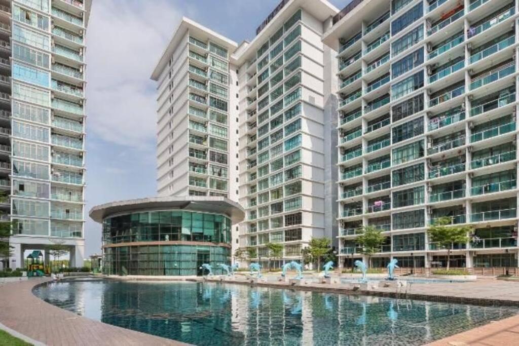 Palazio 3 bedroom balcony lake view high floor by GDRAGON HomeStay