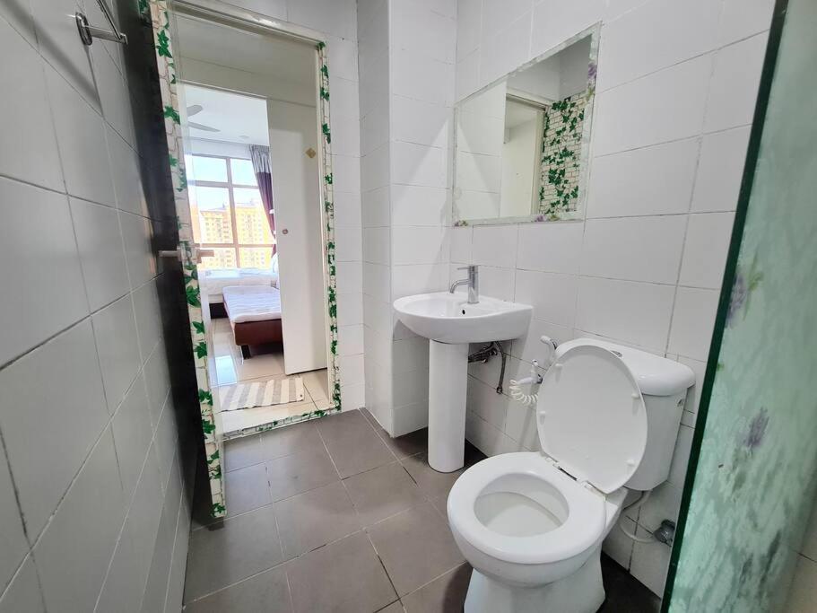 Palazio 3 bedroom balcony lake view high floor by GDRAGON HomeStay