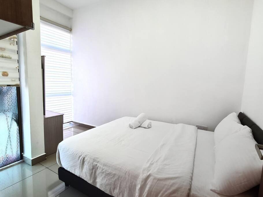 Palazio 3 bedroom balcony lake view high floor by GDRAGON HomeStay