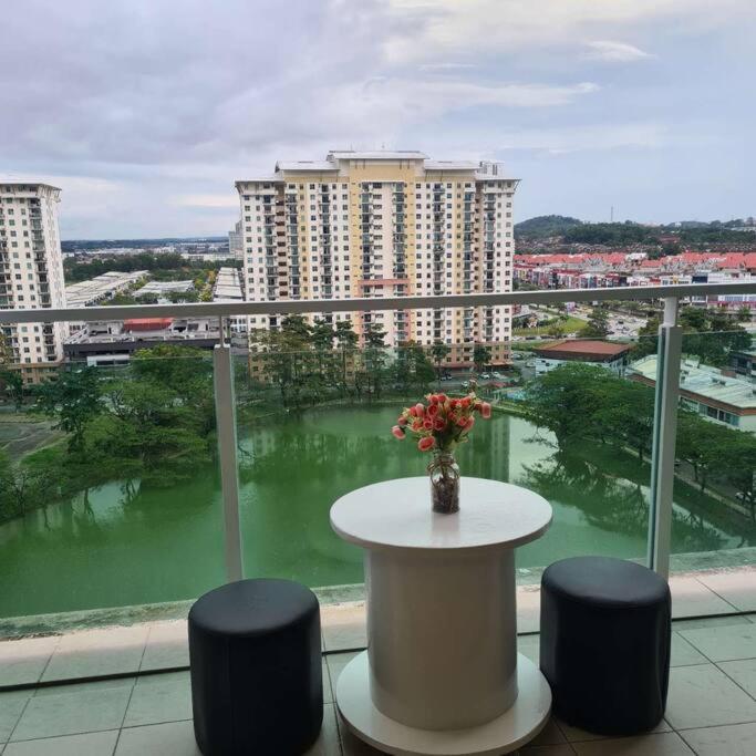Palazio 3 bedroom balcony lake view high floor by GDRAGON HomeStay