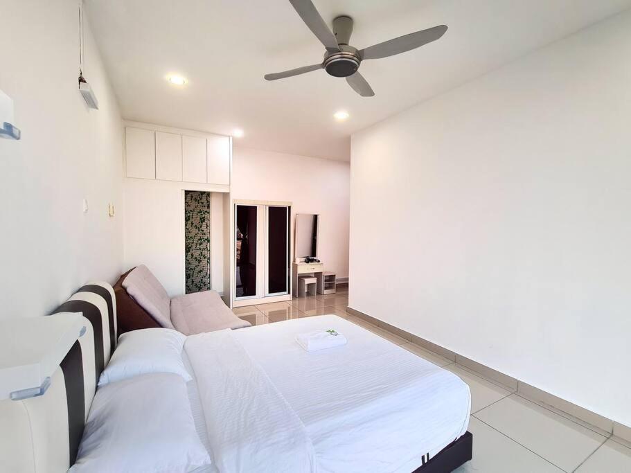 Palazio 3 bedroom balcony lake view high floor by GDRAGON HomeStay