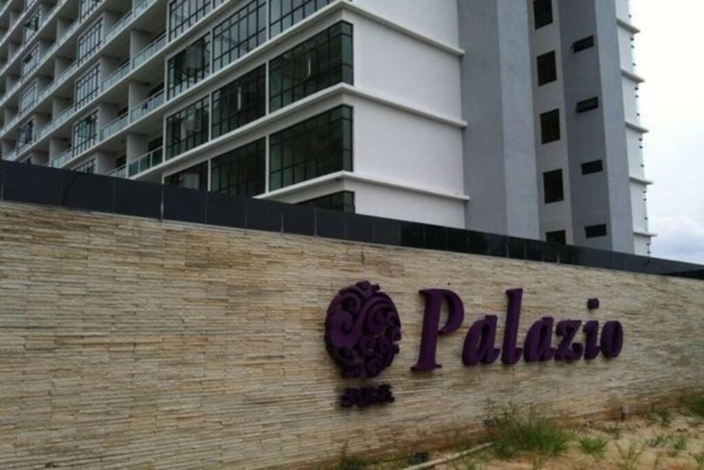Palazio 3 bedroom balcony lake view high floor by GDRAGON HomeStay