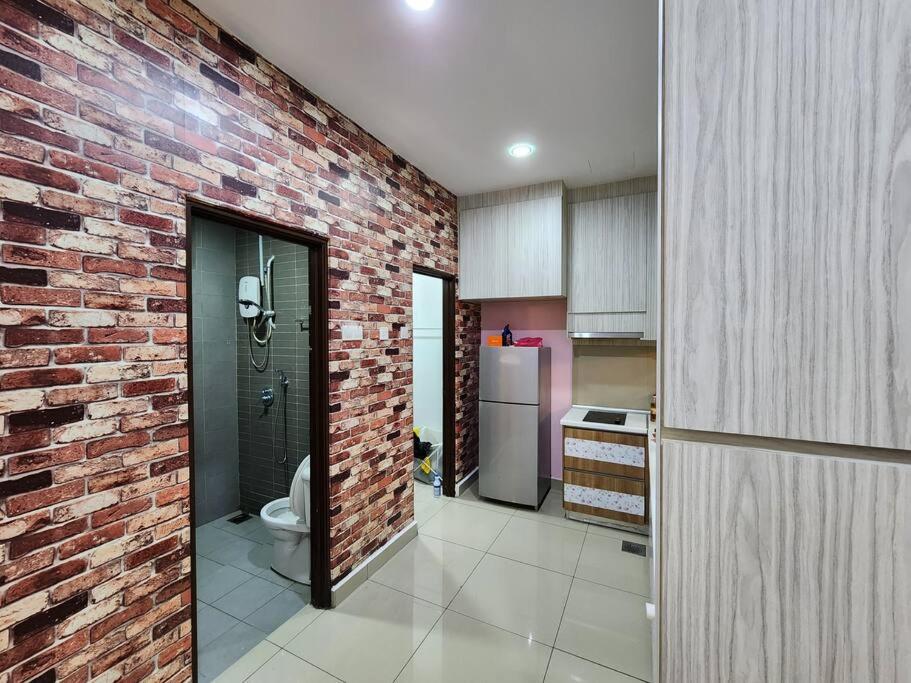 Palazio 3 bedroom balcony lake view high floor by GDRAGON HomeStay