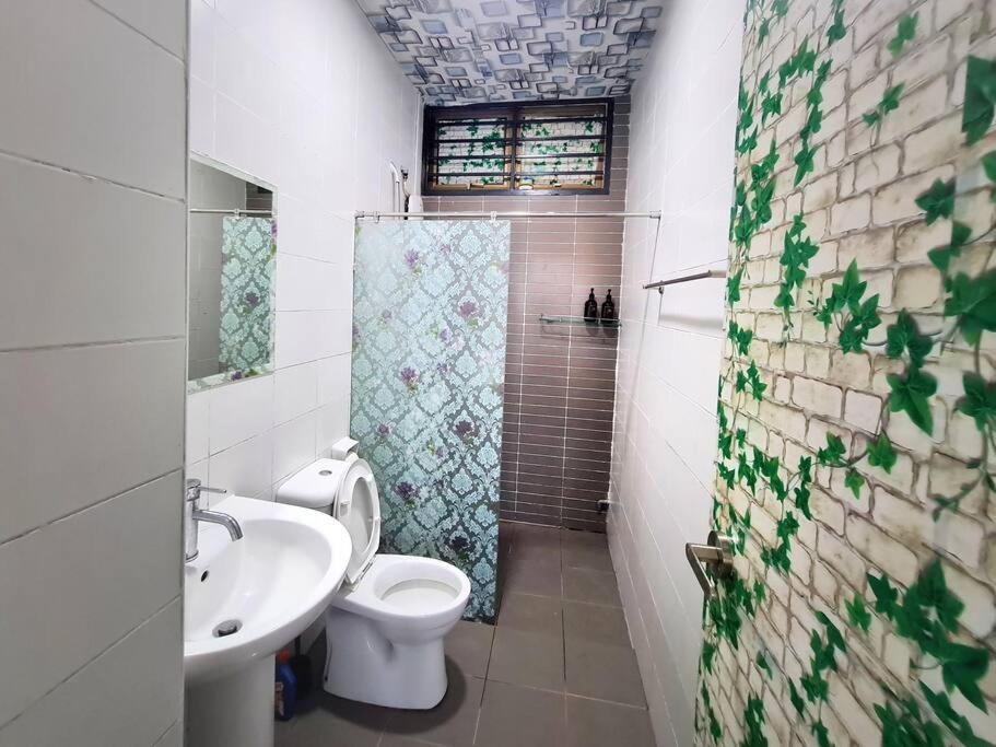 Palazio 3 bedroom balcony lake view high floor by GDRAGON HomeStay