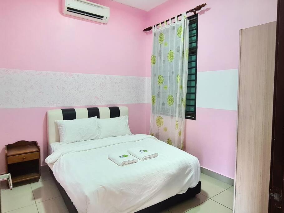 Palazio 3 bedroom balcony lake view high floor by GDRAGON HomeStay