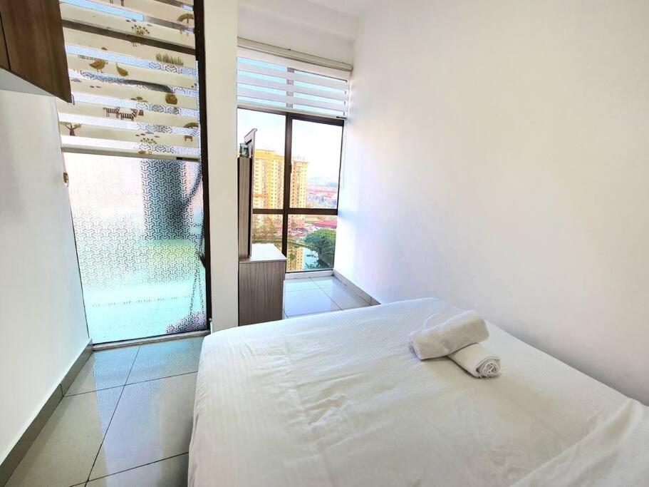 Palazio 3 bedroom balcony lake view high floor by GDRAGON HomeStay