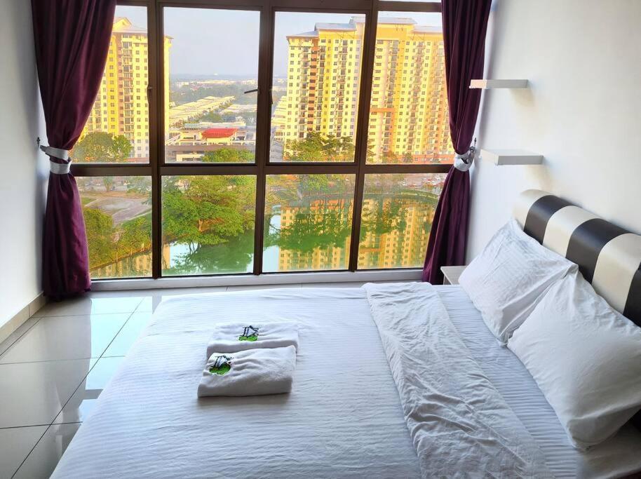 Palazio 3 bedroom balcony lake view high floor by GDRAGON HomeStay