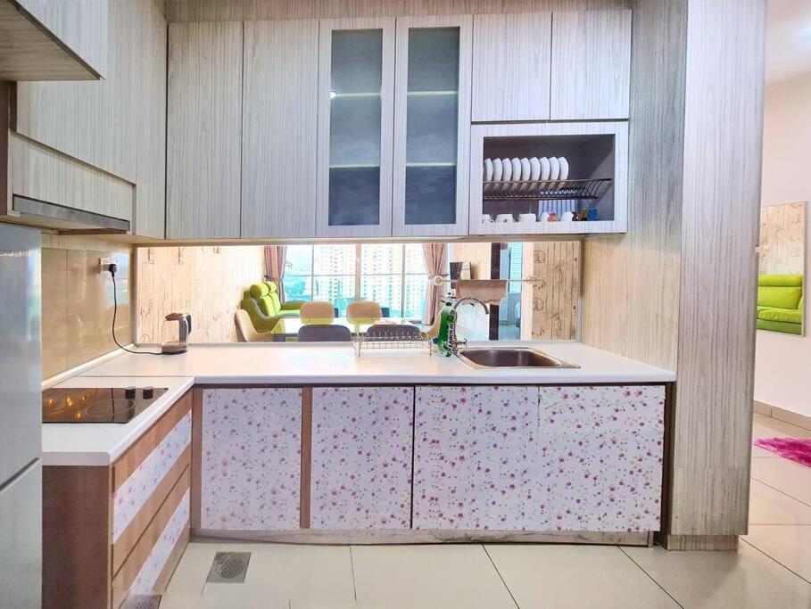 Palazio 3 bedroom balcony lake view high floor by GDRAGON HomeStay