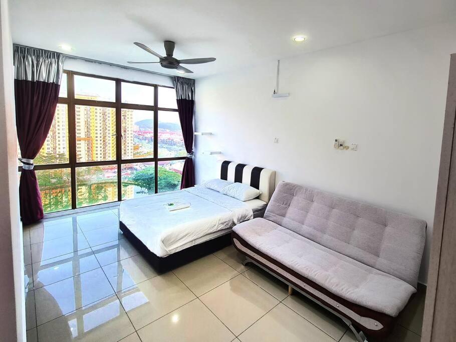 Palazio 3 bedroom balcony lake view high floor by GDRAGON HomeStay