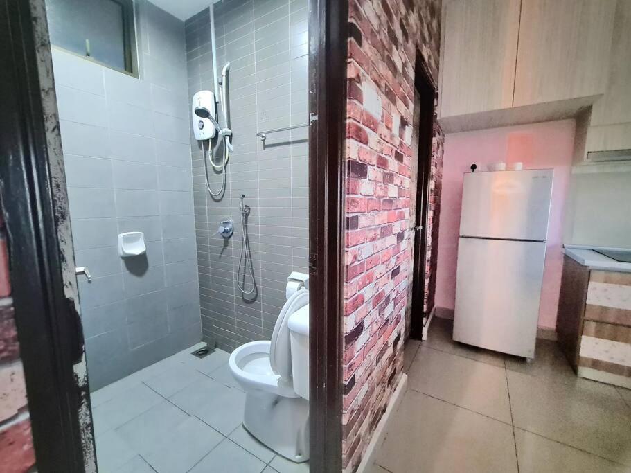 Palazio 3 bedroom balcony lake view high floor by GDRAGON HomeStay