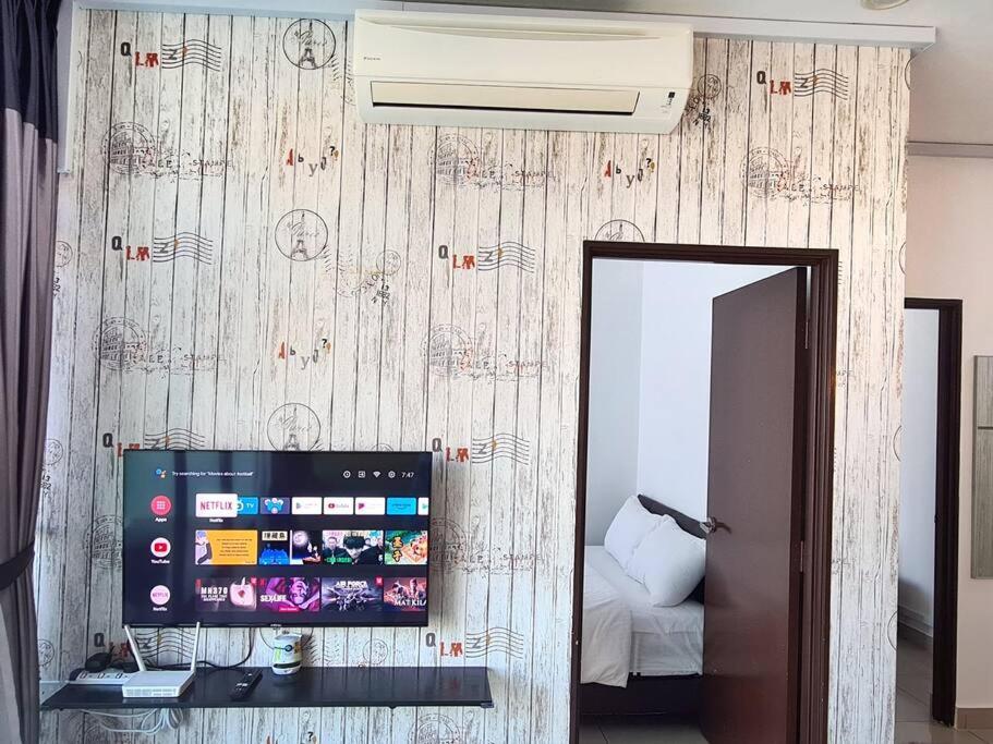 Palazio 3 bedroom balcony lake view high floor by GDRAGON HomeStay