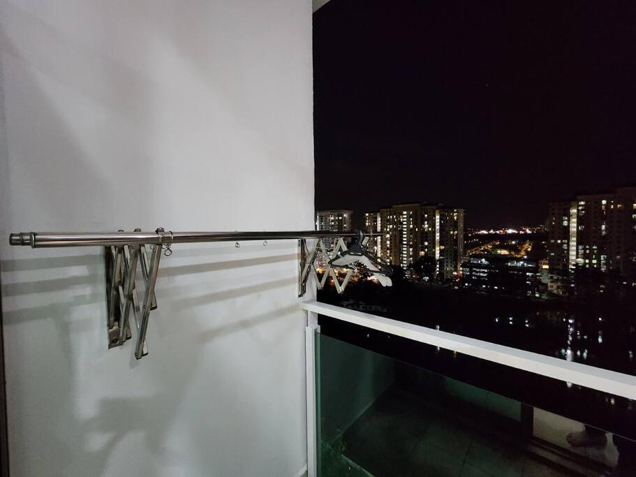 Palazio 3 bedroom balcony lake view high floor by GDRAGON HomeStay