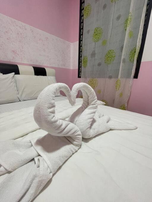 Palazio 3 bedroom balcony lake view high floor by GDRAGON HomeStay