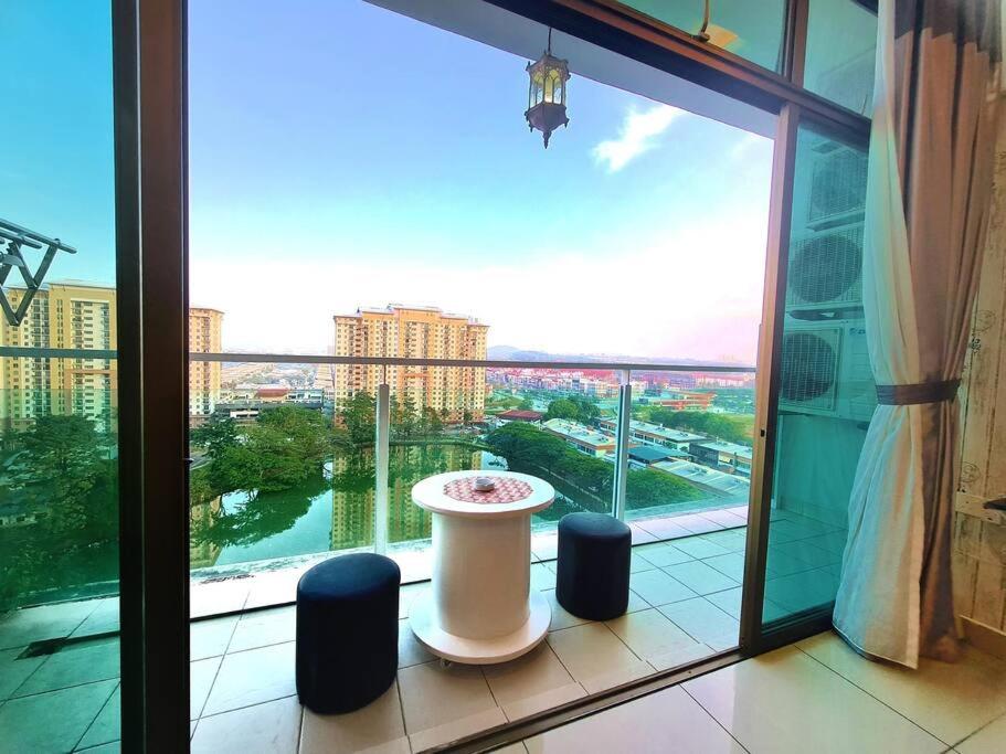 Palazio 3 bedroom balcony lake view high floor by GDRAGON HomeStay
