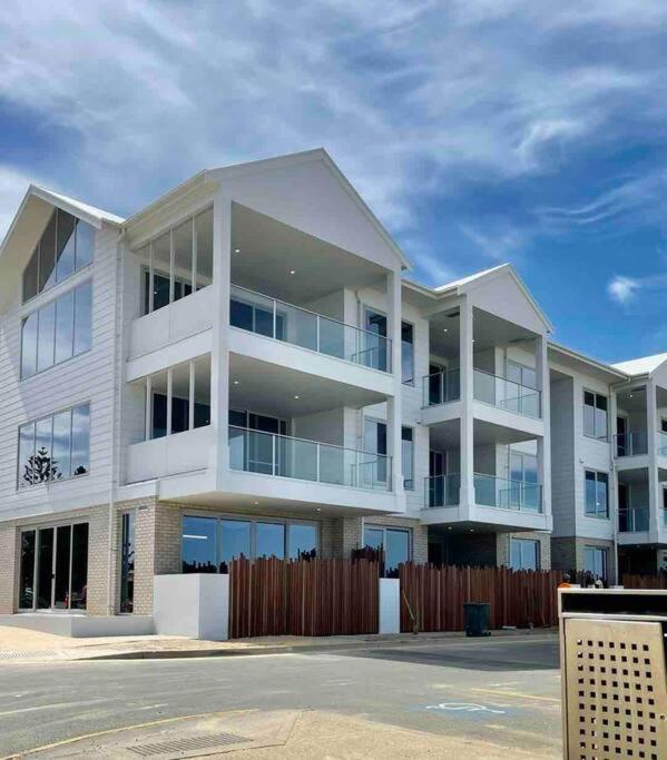 Hamptons @ Moana - beachfront 3 bed apartment