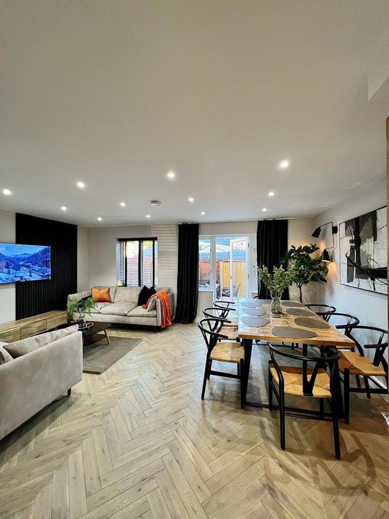 Charming 3-Bed House with 1 Parking space view 3