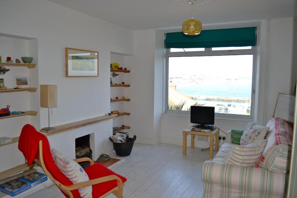 Trawler Cottage traditional cottage with stunning sea view view 5