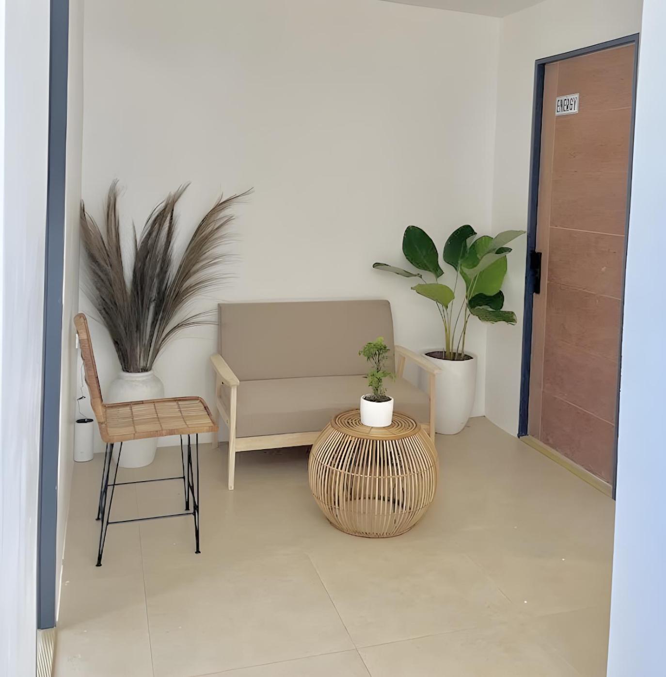 NEW Modern Suite near Airport & Beach view 5
