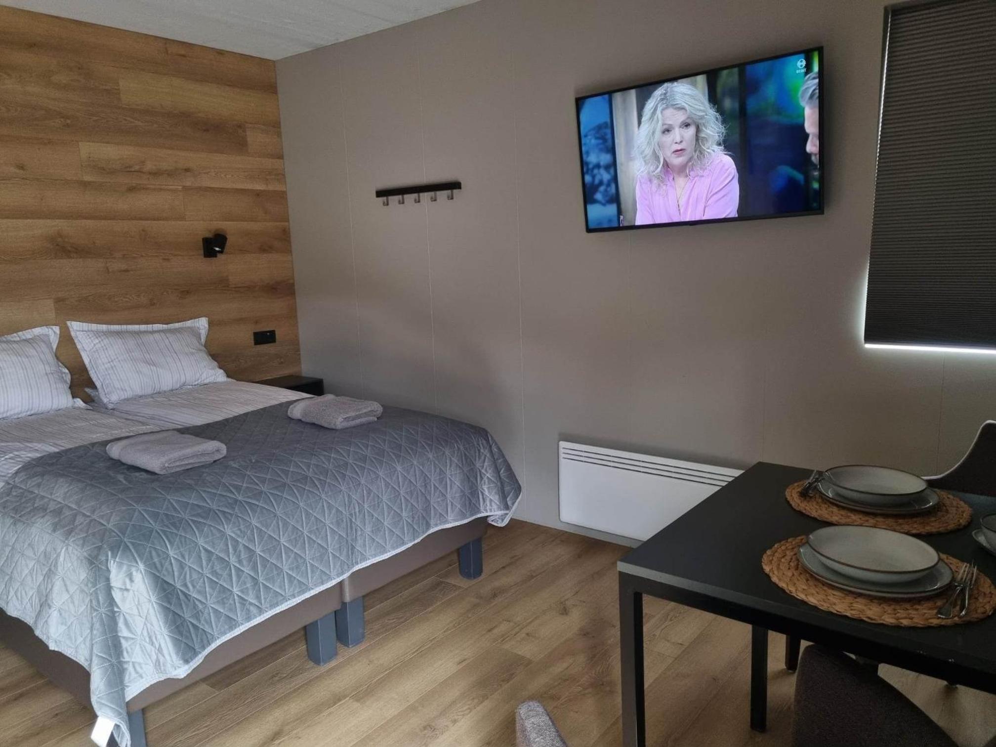 New and well furnished studio apartment for two 30 km from Kirkjubæjarklaustur Perfect place to stay at right between Black beach and Jökulsárlón view 3