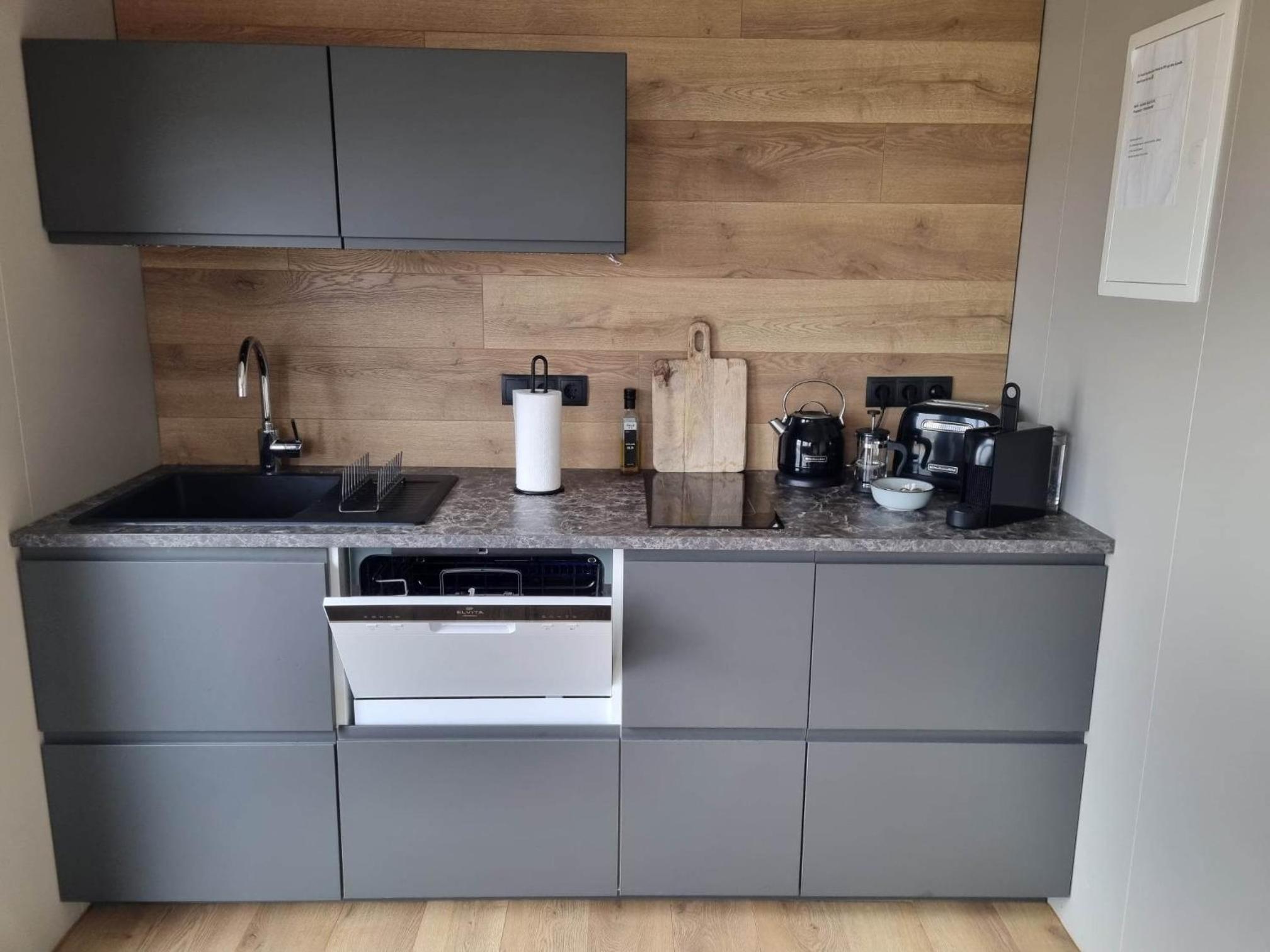 New and well furnished studio apartment for two 30 km from Kirkjubæjarklaustur Perfect place to stay at right between Black beach and Jökulsárlón view 4