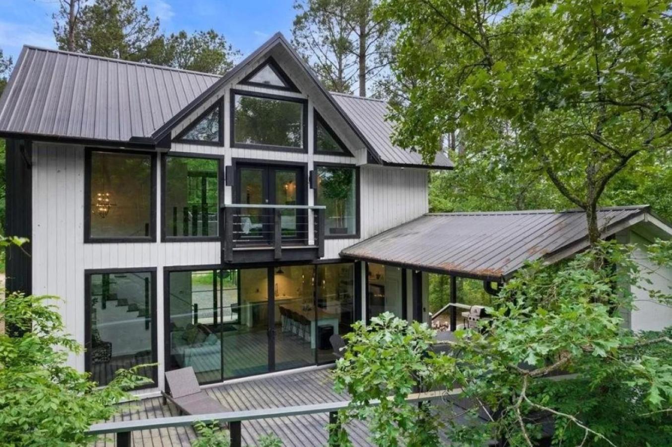 Hotel Vails Bluff - CouplesRetreat - PrivateFallGetaway! - HotTub - Image 1