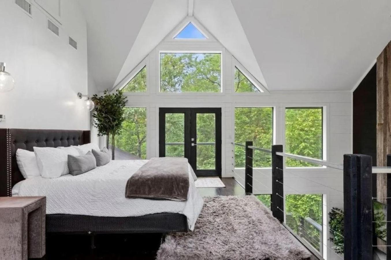 Fall Hideaway - VailsBluff - Romantic Escape view 2