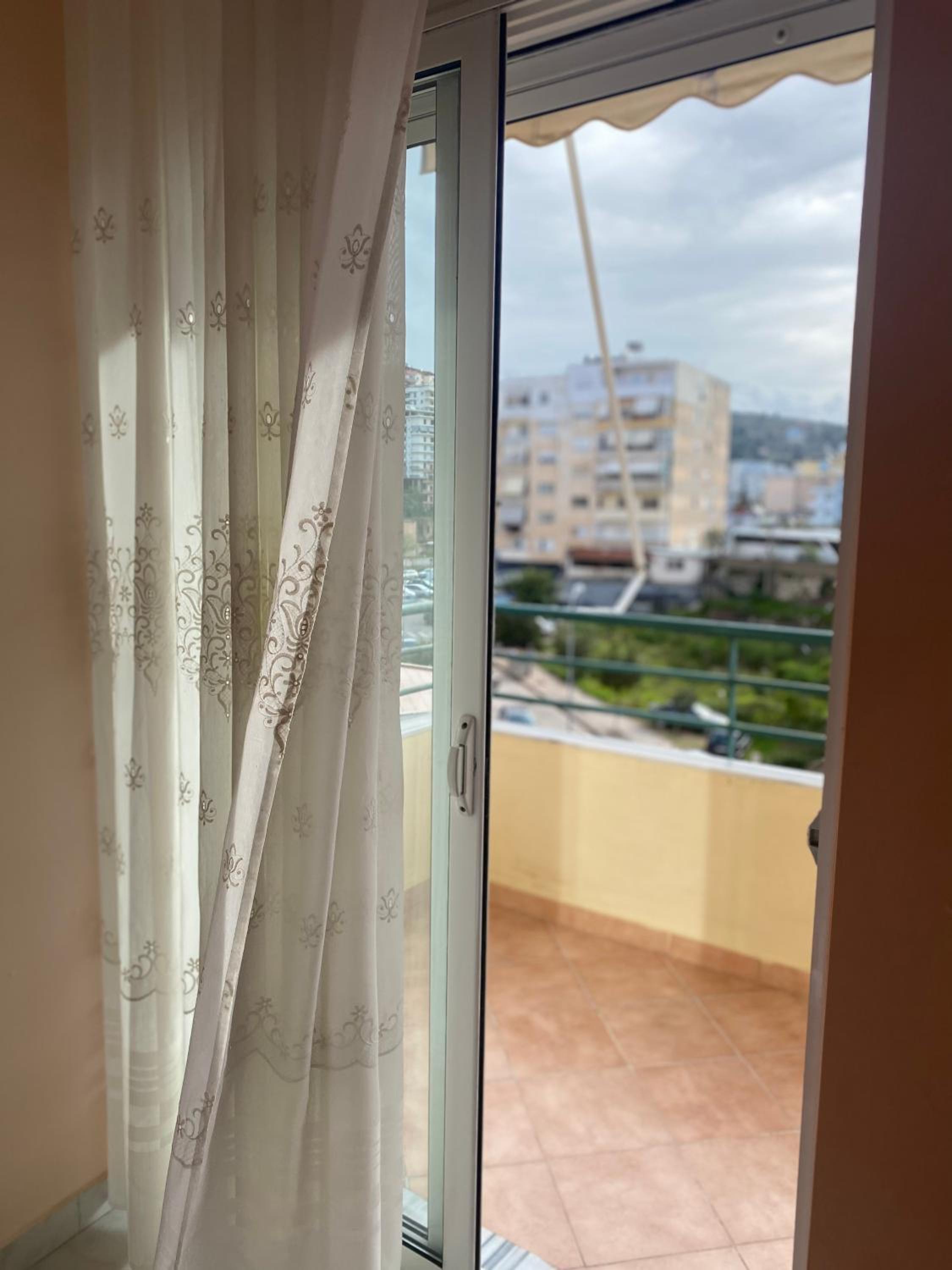 Sentris Spacious Seaside Apartment with Balcony & Parking