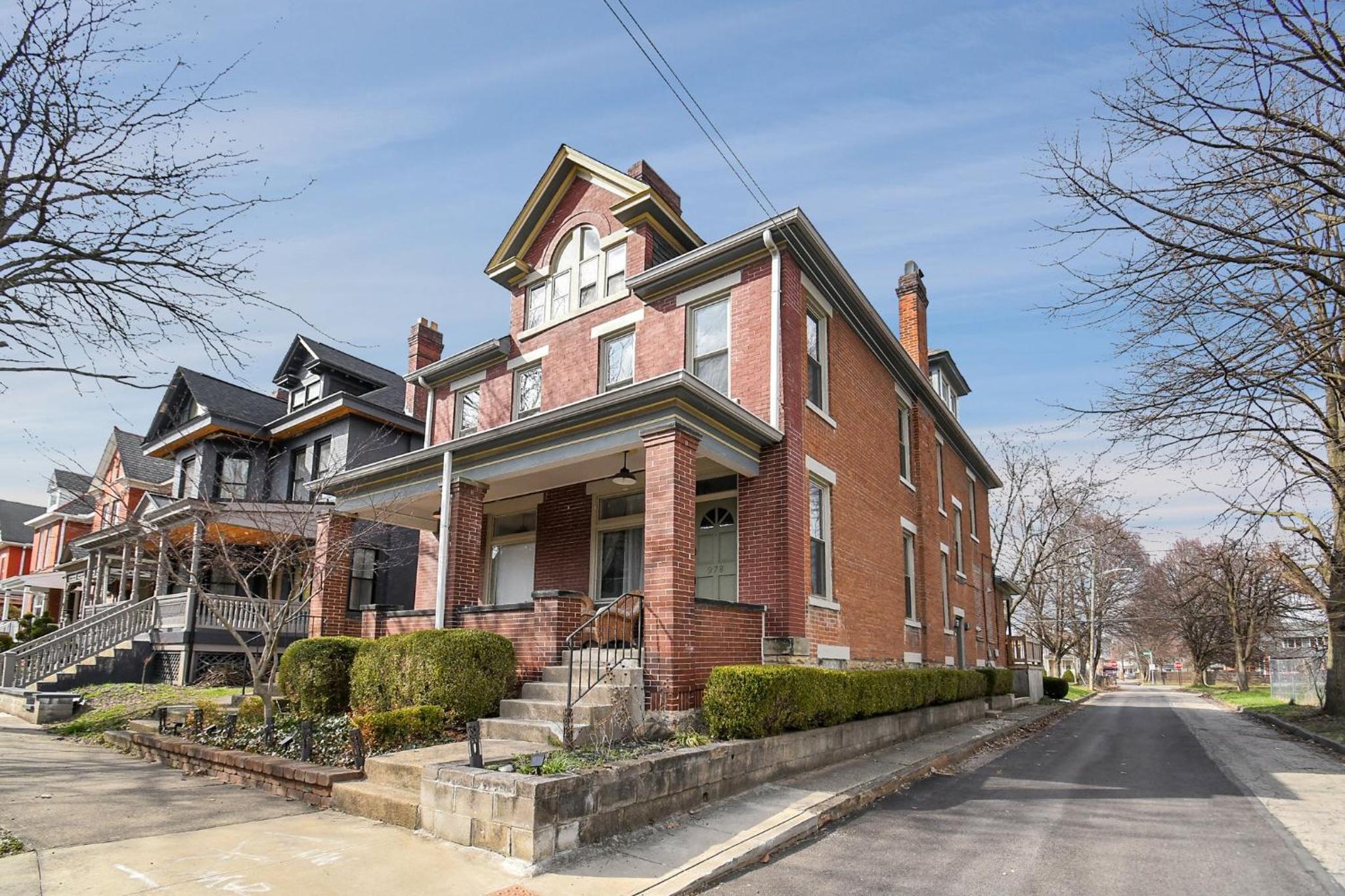 Urban Loft 2-story 1BR Near DT on Historic Street