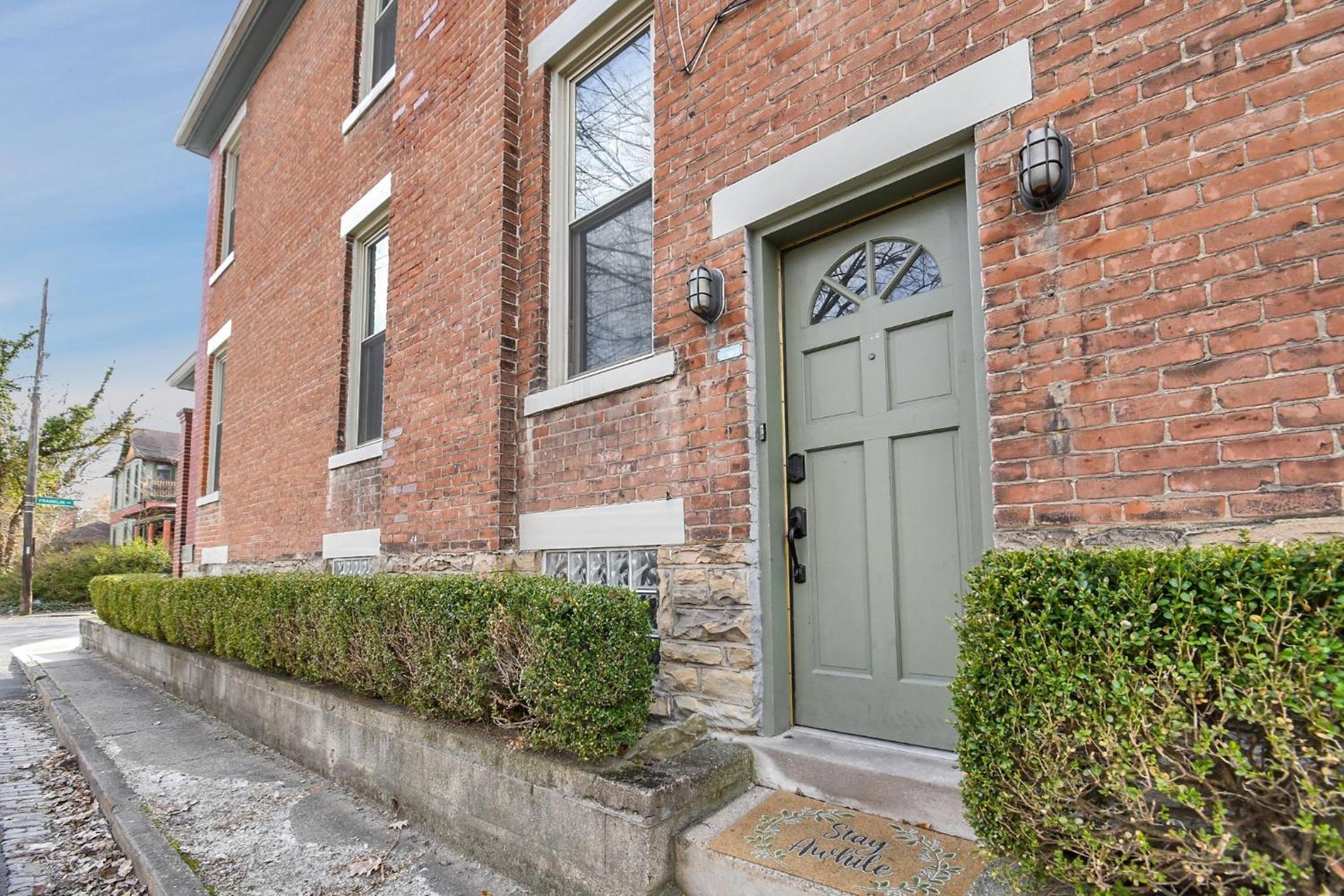 Urban Loft 2-story 1BR Near DT on Historic Street