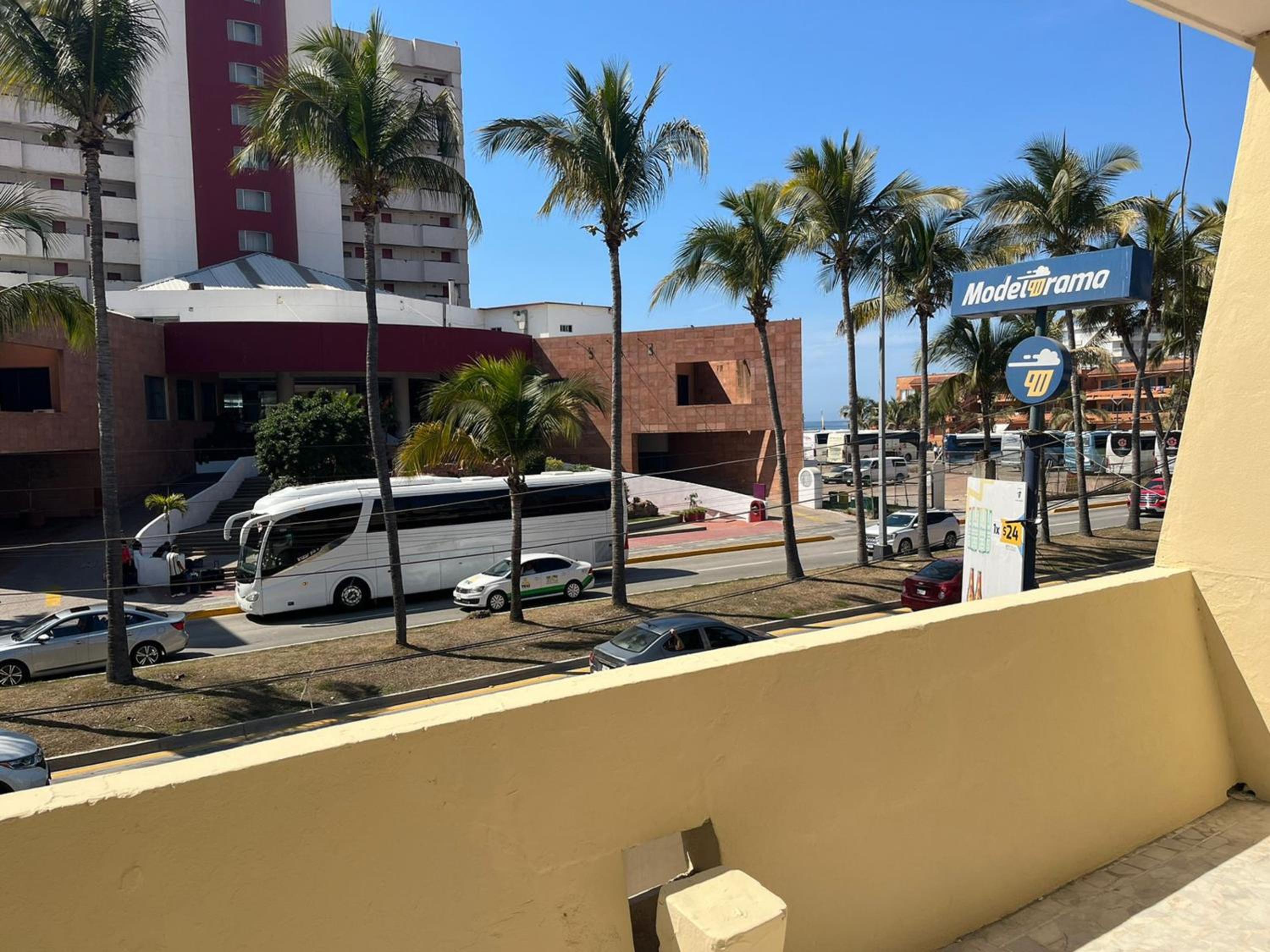 Zona Dorada - Playa Frente - Departamento #1 view 2