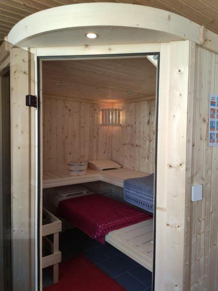 Ferienhaus Blaue Blume mit 11 kW Ladestation, Kamin, Terrasse, eingezäuntem Garten, Sauna, WLAN, Netflix, 2 Hunde willkommen!