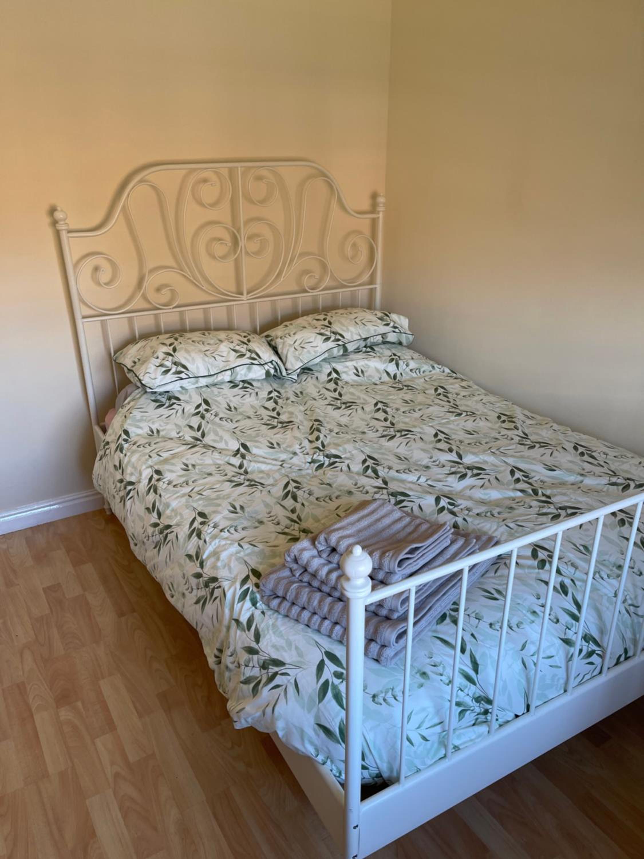 Large, 3 Floors, Sleeps 16, 4 Baths, 5 Parking, Semi rural Leicester