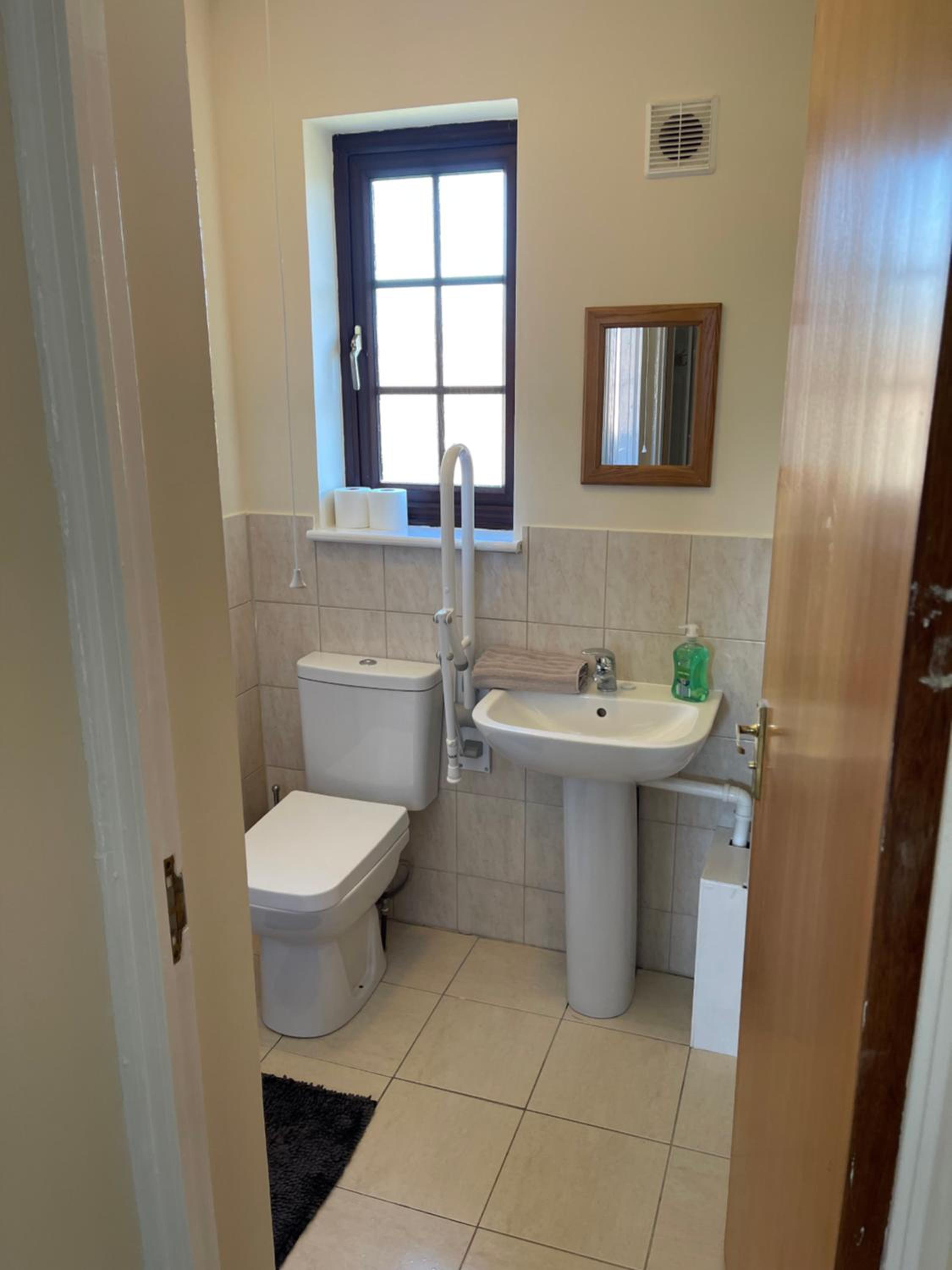 Large, 3 Floors, Sleeps 16, 4 Baths, 5 Parking, Semi rural Leicester