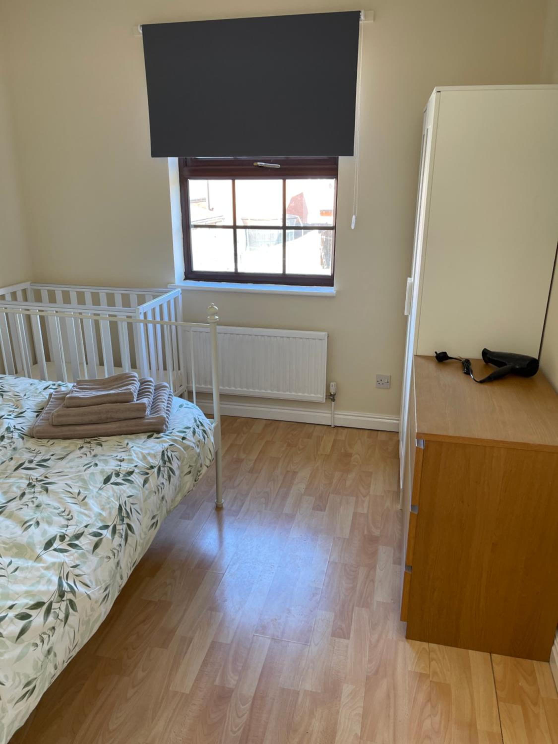Large, 3 Floors, Sleeps 16, 4 Baths, 5 Parking, Semi rural Leicester