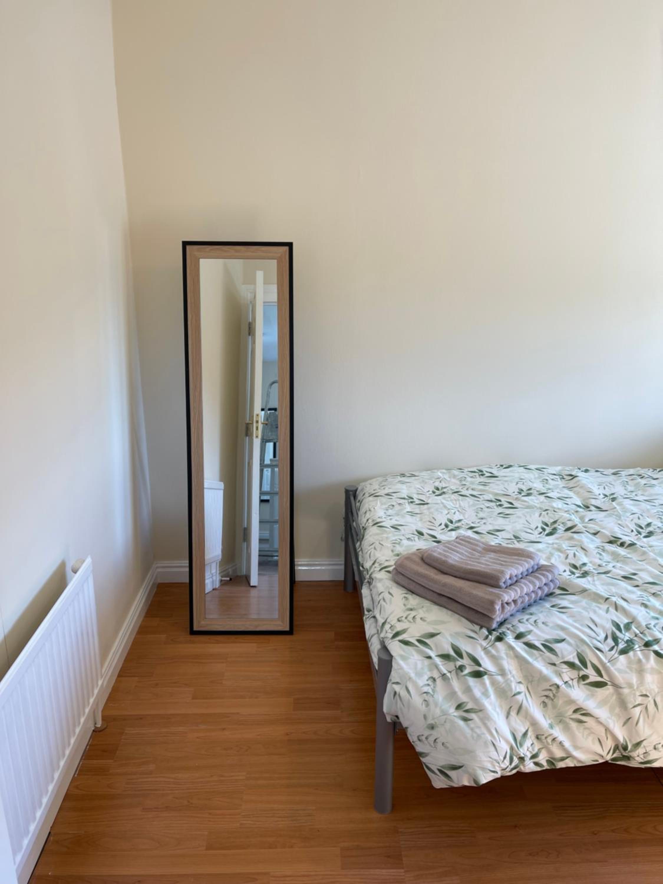 Large, 3 Floors, Sleeps 16, 4 Baths, 5 Parking, Semi rural Leicester
