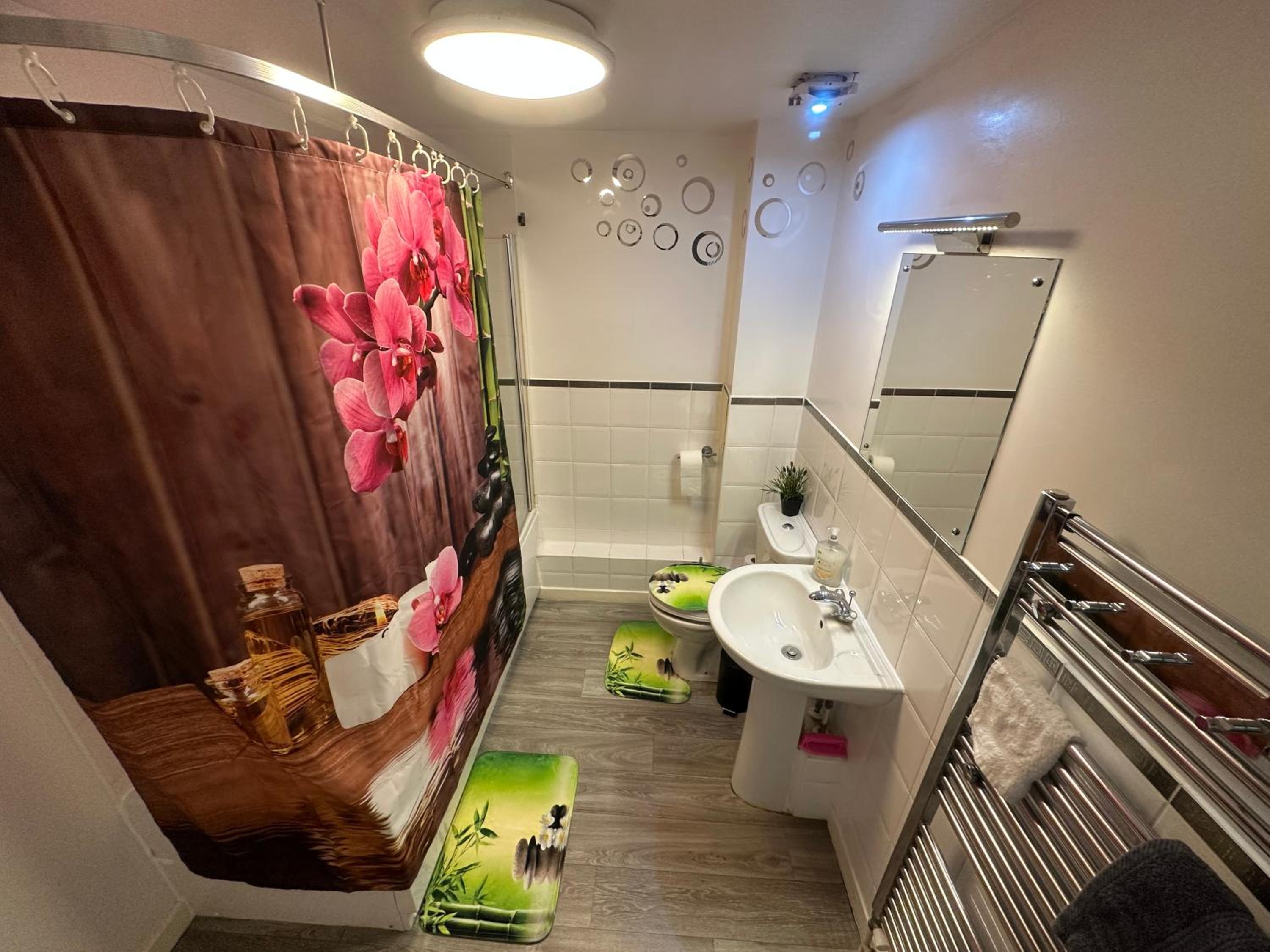 London 2 double bedrooms 2 Bathrooms Holiday Home - Parking SKYSPORTS, NETFLIX - 2 - 3 minutes walk to the Train station - 19min to London Liverpool Street