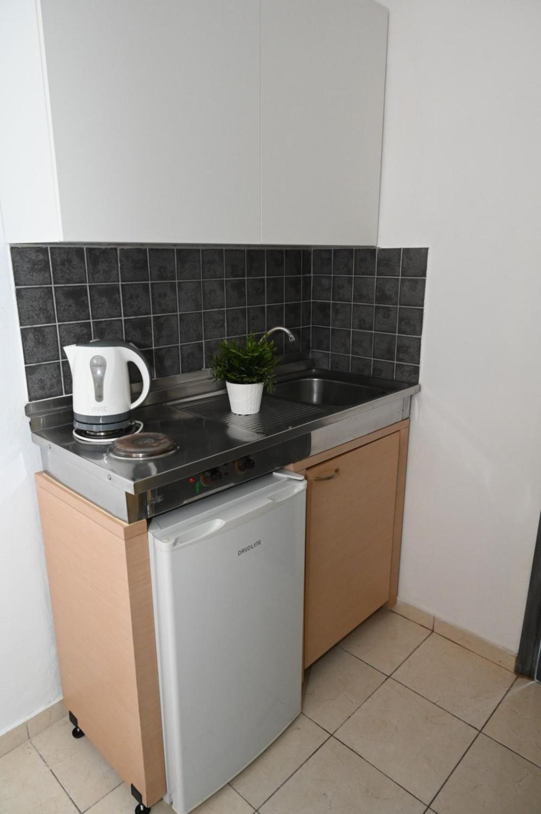 ANGELA STUDIOS en Kremasti — kitchen