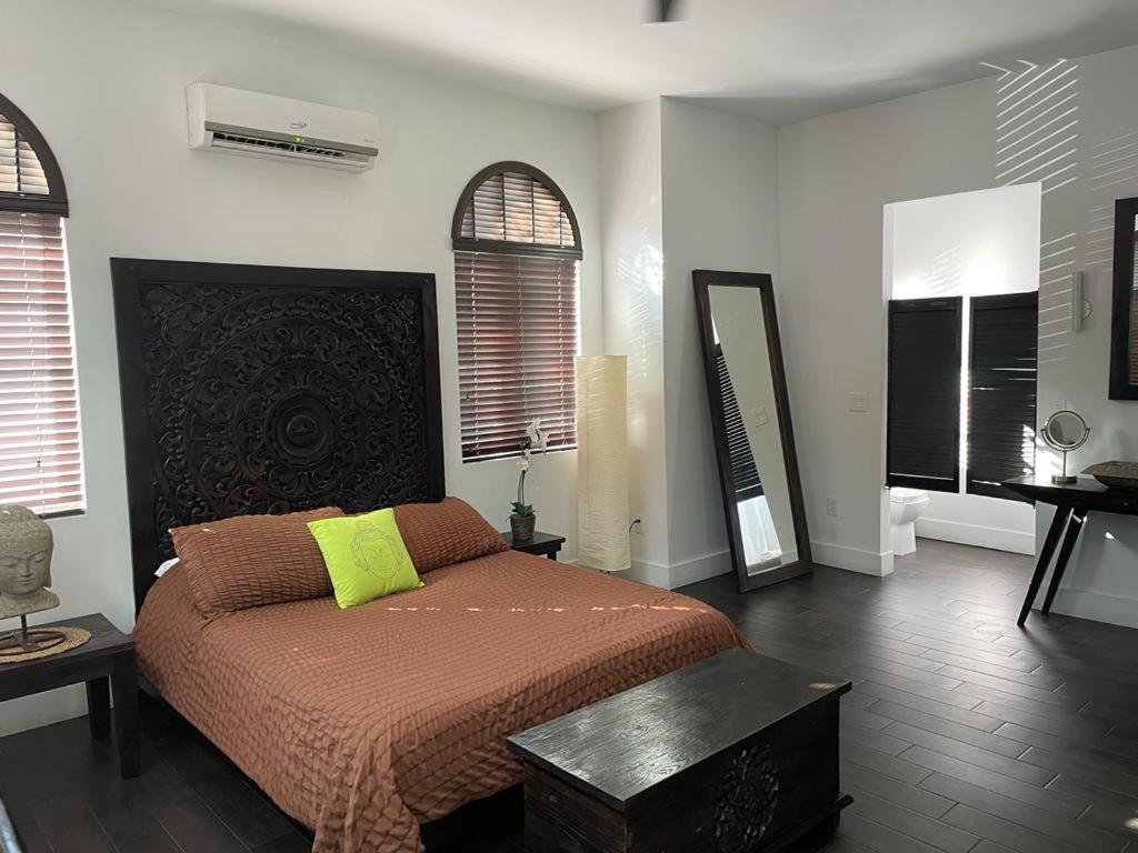 Vive Zen 2 Queen Beds