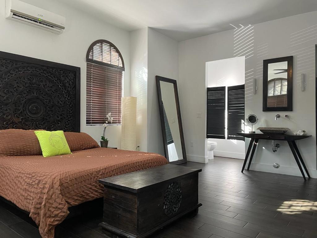 Vive Zen 2 Queen Beds