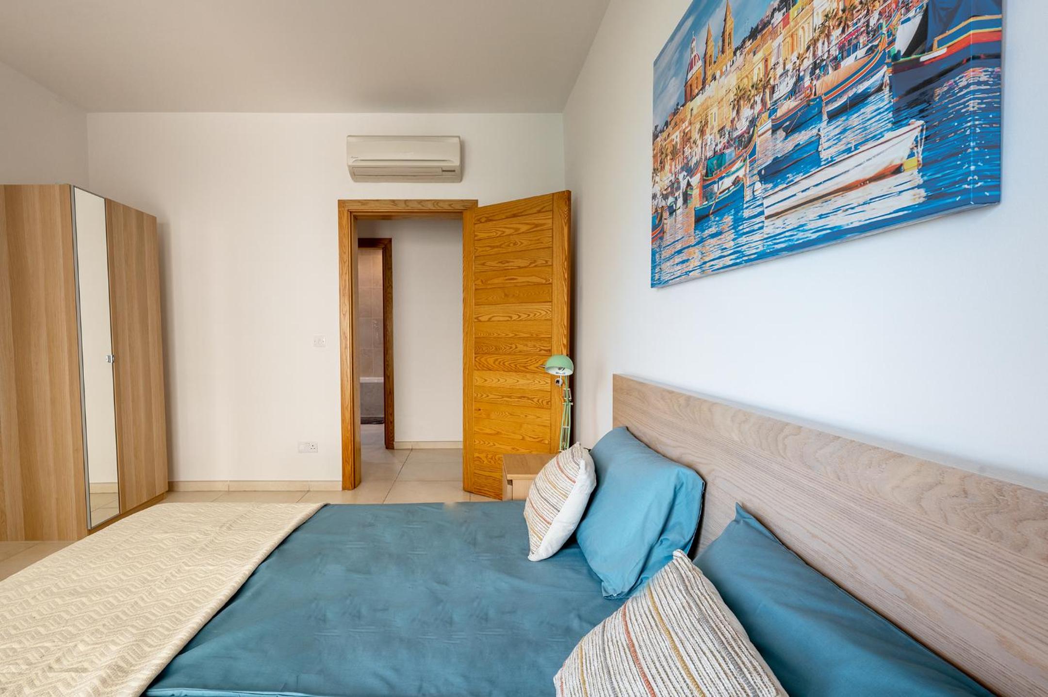 Luxury Shared Apt w sea view & sunrise in Sliema view 4